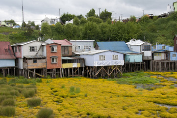 Palafitos de madera sobre el mar en Castro, Isla Grande de Chiloé, Chile