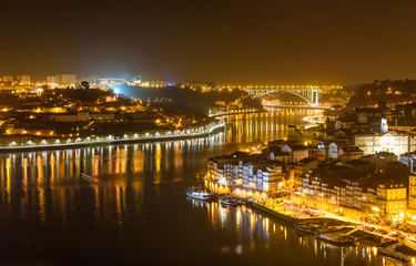Fototapeta na wymiar old town cityscape on the Douro River, Porto, Portugal.