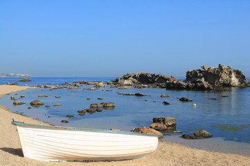Barque de pêche sur une plage de méditerranée 