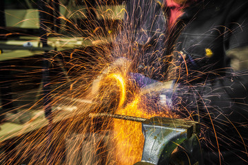 Chispas de radial cortando metal