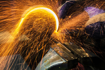 Chispas de radial cortando metal
