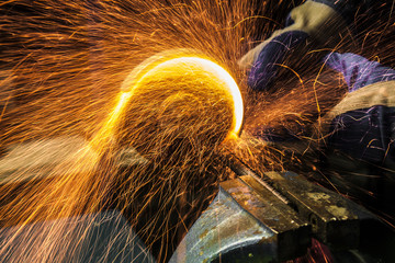 Chispas de radial cortando metal