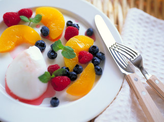 パンナコッタとフルーツの盛り合わせ