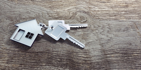 Haus-Schlüssel auf Holz 2