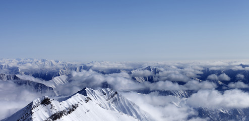 Obraz premium Panoramic view on high mountains in haze