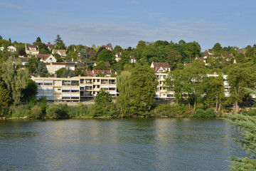 Fototapeta na wymiar the picturesque village of Triel sur Seine