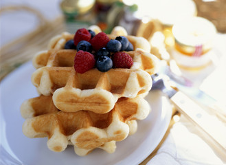 ベリーの乗ったベルギーワッフル
