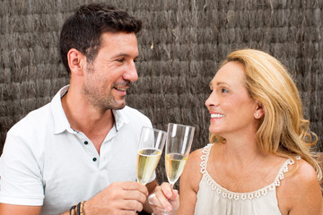 Junger Mann mit alter Frau