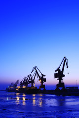 Obraz premium Cargo wharf crane at night