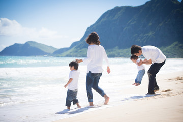海でリラックスする家族