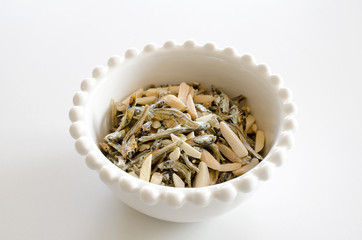 小魚アーモンド