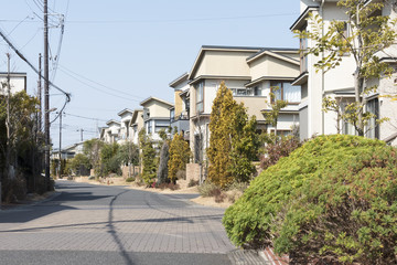 住宅　分譲住宅街　イメージ　快晴　青空　大規模分譲地　モダンなタイル調の接道