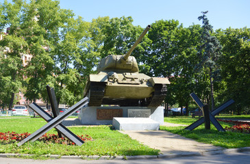 Памятник танку Т-34-85 на улице Народного ополчения в Москве