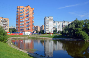 Naklejka premium Жилые дома и Барашкинский пруд в Химках (Московская область)