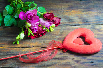 Bukiet róż i frezji i czerwone serce © Mike Mareen