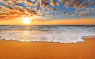 Kleurrijke oceaan strand zonsopgang.