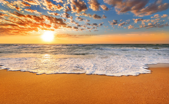 Fototapeta Kolorowy ocean plaża wschód słońca.