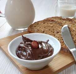 Frühstück - Nuss Nougat creme mit Vollkornbrot und Milch