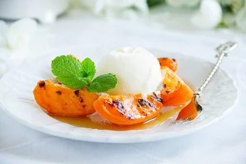Foto op Plexiglas anti-reflex Dessert grilled peaches with ice cream. © ld1976