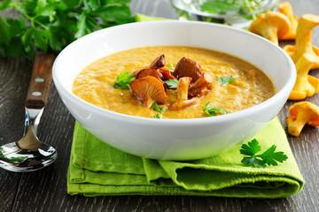 Cream soup with chanterelle mushrooms and pumpkin.