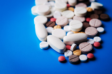 Obraz na płótnie Canvas close up of pills and tablets