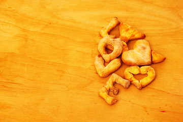 Печенье любовь на деревянном фоне