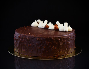 Modern cake covered with chocolate glyassazhem.