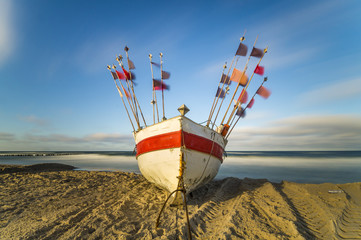 Biało-czerwona łódź na plaży