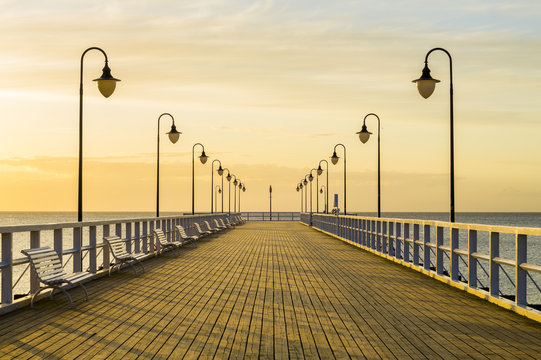 Fototapeta Wschód słońca nad morzem-drewniane molo