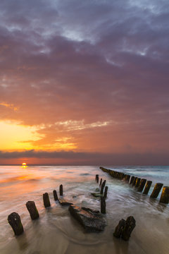 Fototapeta Krajobraz morski-ognisty zachód słońca nad plażą