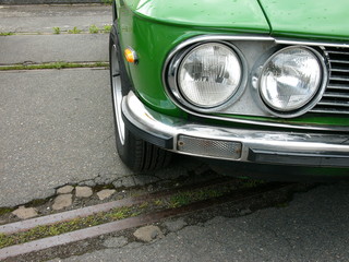 Doppelscheinwerfer eines grünen italienischen Sportwagen Klassiker der  Sechziger Jahre und...