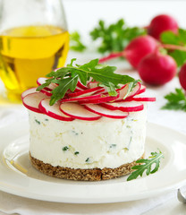 Snack-cheesecake made ​​from cottage cheese with onions and radishes.