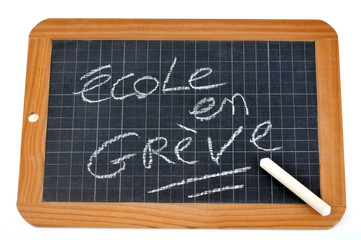 Ardoise avec école en grève écrit dessus