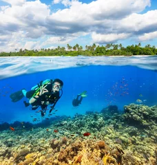 Fotobehang Onderwater koraalrif met duikers © Jag_cz