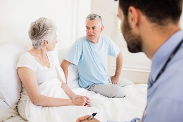 Obraz premium Handsome nurse visiting a mature woman