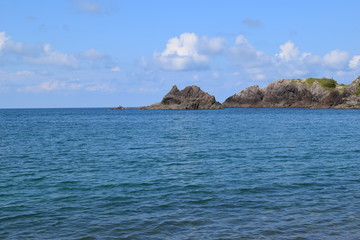 Fototapeta na wymiar 穏やかな浜辺／殆ど風が無い静かな日に、穏やかな浜辺の風景を撮影した写真です。