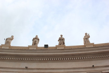Naklejka premium Statuen von Heiligen auf den Kolonnaden am Petersplatz (Vatikan)