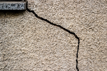 Riss in einer Wand Baumängel