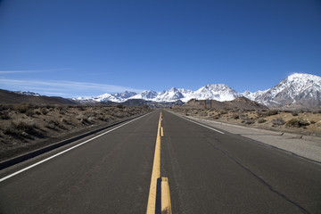 Naklejka premium Route 168 in Bishop, California