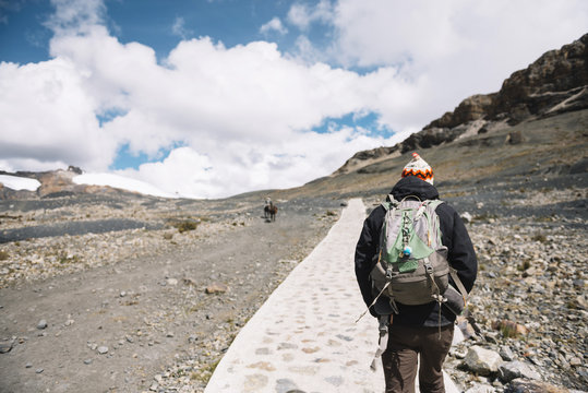 Peru, Man with backpack hiking the Cordillera Blanca