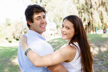 Naklejka premium Young couple in the park