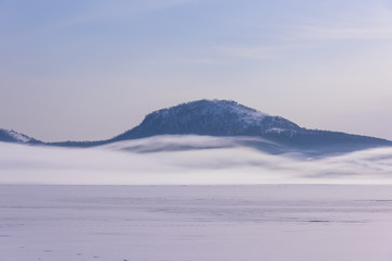 厳冬期の屈斜路湖とたなびく雲