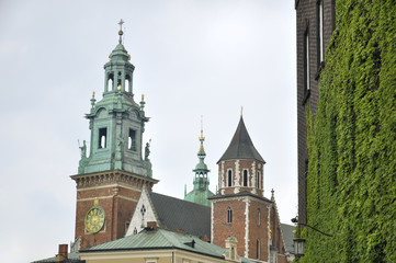 Fototapeta na wymiar Wawel cathedral and castle located in the Wawel Hill in Krakow, Poland