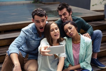 Obraz premium Happy friends taking selfie