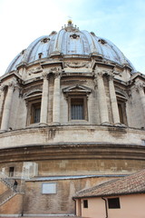 Die berühmte Kuppel vom Petersdom (Michelangelo) im Vatikan
