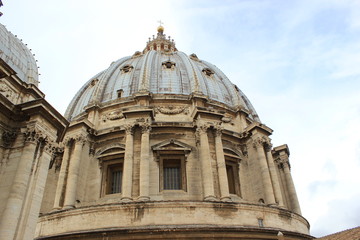 Die berühmte Kuppel des Petersdoms von Michelangelo im Vatikan