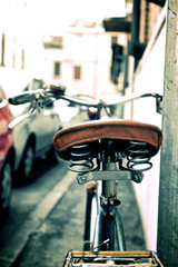 bicicletta appoggiata al muro di un edificio