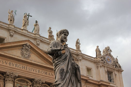 Die ber&uuml;hmte Petrusstatue auf dem Petersplatz mit dem Petersdom