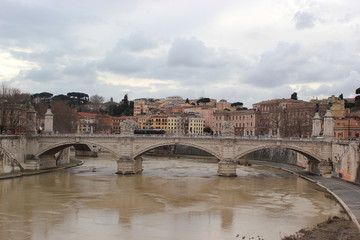 Fototapeta na wymiar Rom: Der Tiber und die berühmte Engelsbrücke