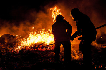 Obraz premium Strażacy walczący z pożarem